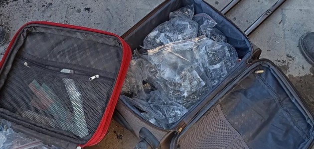  
KAHRAMANMARAŞ'TA DEPREM SONRASI 22 KİLOGRAM GÜMÜŞ ÇALAN 3 ZANLI YAKALANDI
