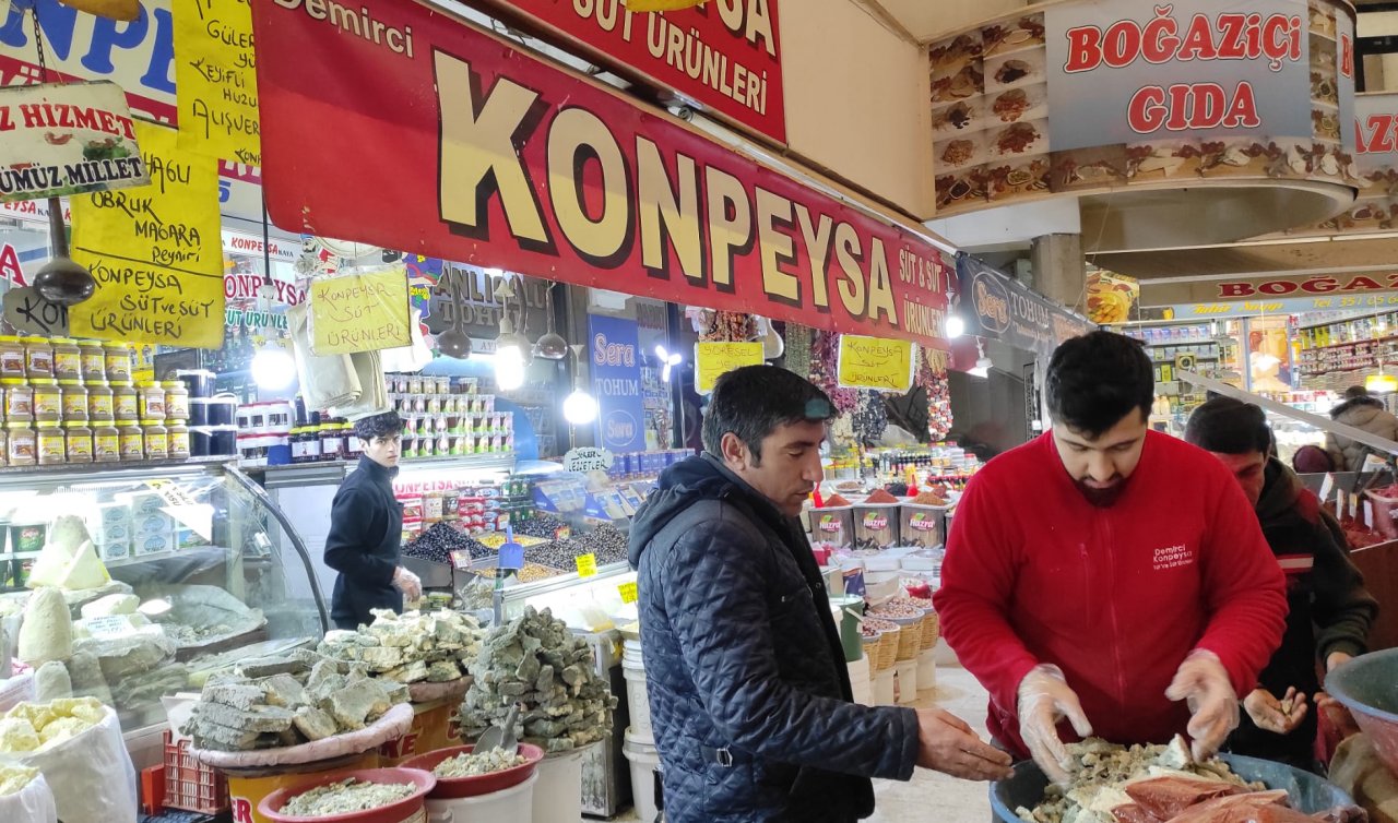   Konyalı Esnaf ’’Kadına Şiddete Hayır’’ Dedi: Sırtında Taşıdı 