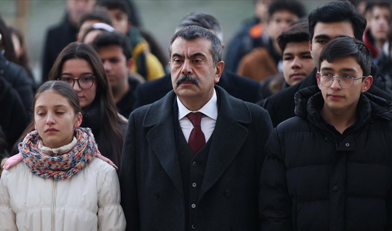 Tüm okullarda bayrak töreni öncesinde 1 dakikalık saygı duruşunda bulunuldu