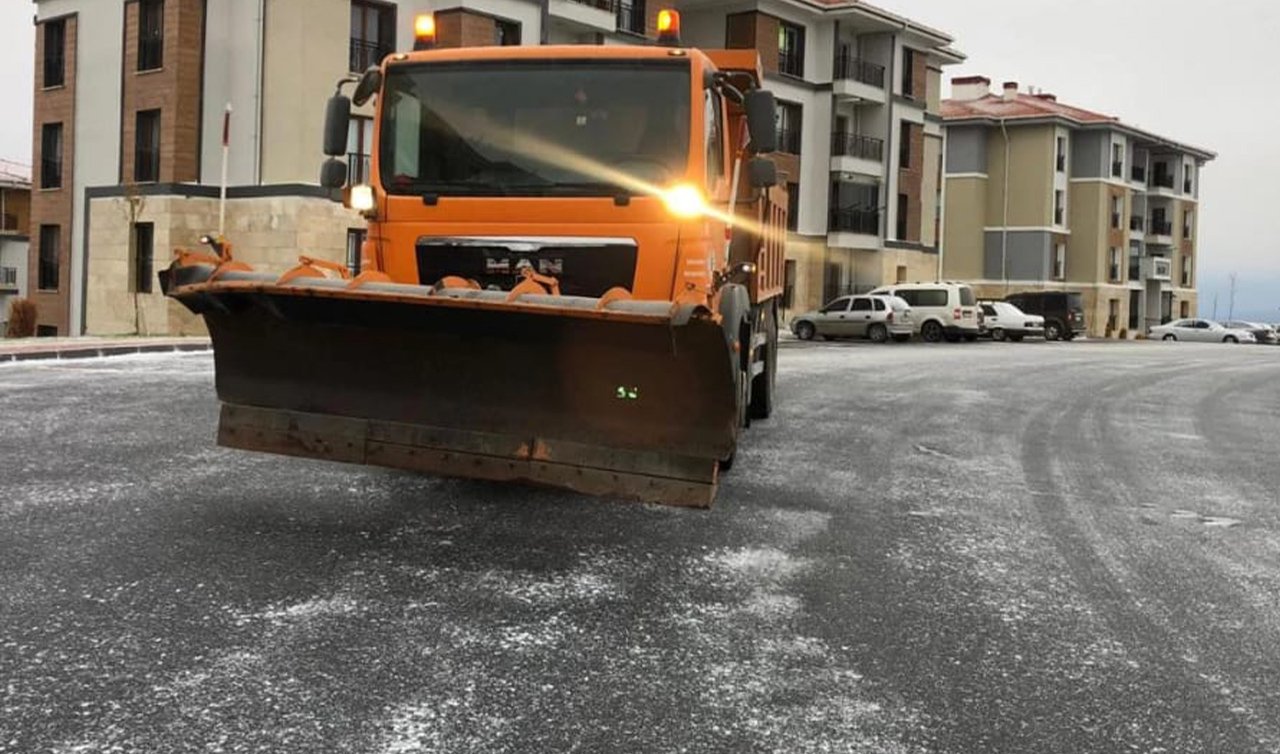 Konya’nın merkezinde yollar buz pistine döndü! Ekiplerin tuzlama çalışması başladı