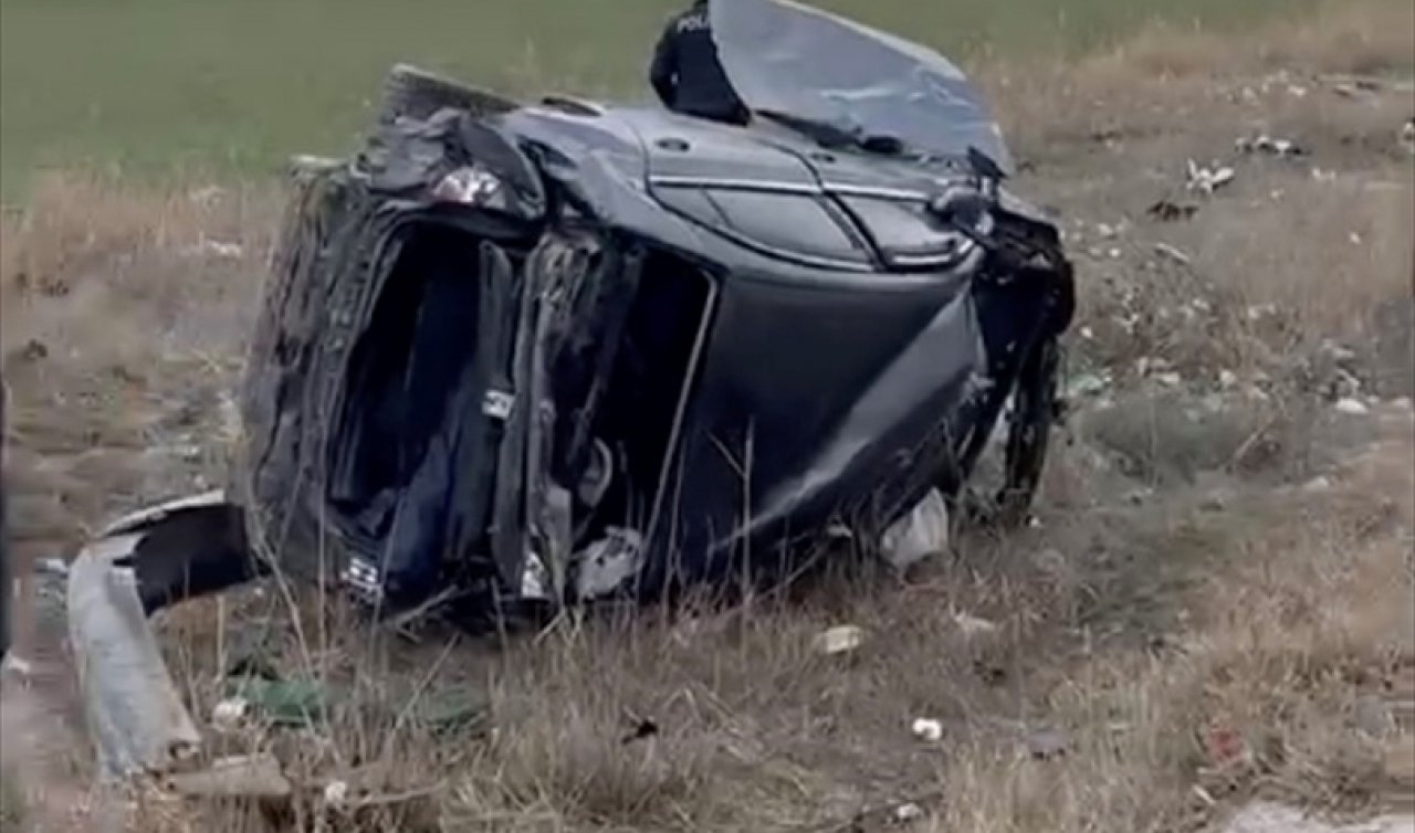 Eskişehir-Konya kara yolunda otomobil beton aydınlatma direğine çarptı