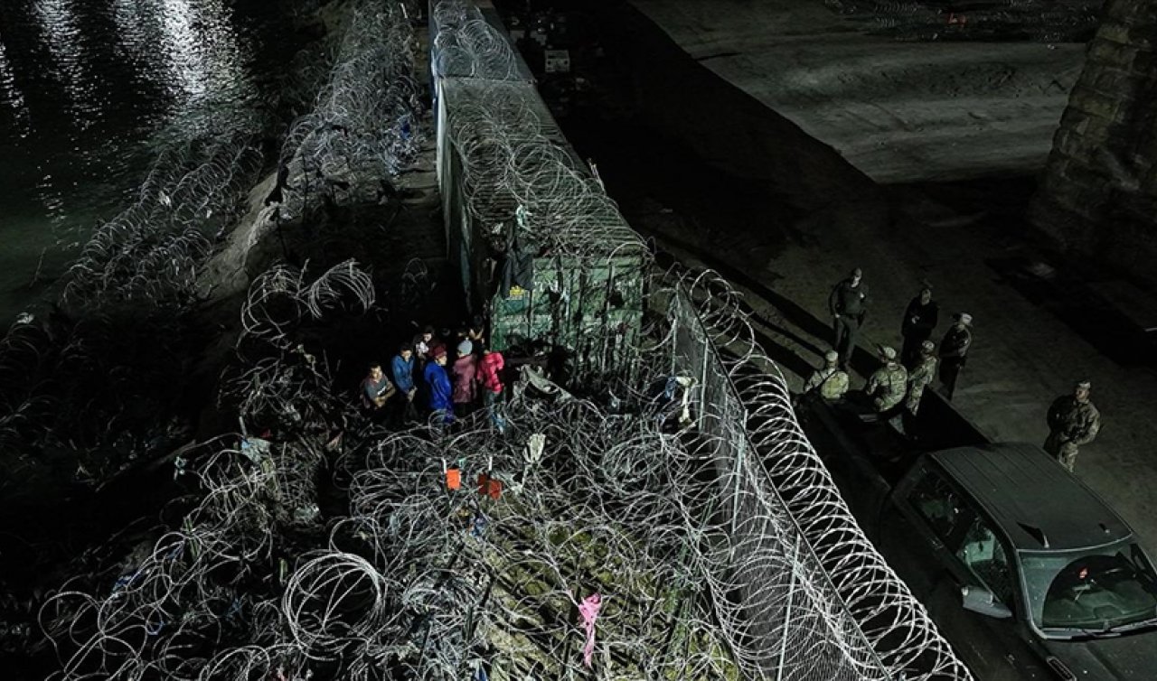 Texas’ın Eagle Pass kentindeki önlemler nedeniyle düzensiz göçmenler sınırı gece geçmeyi deniyor