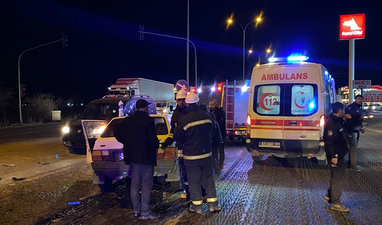 Konya’da hafif ticari araç ile otomobilin çarpıştığı kazada 5 kişi yaralandı