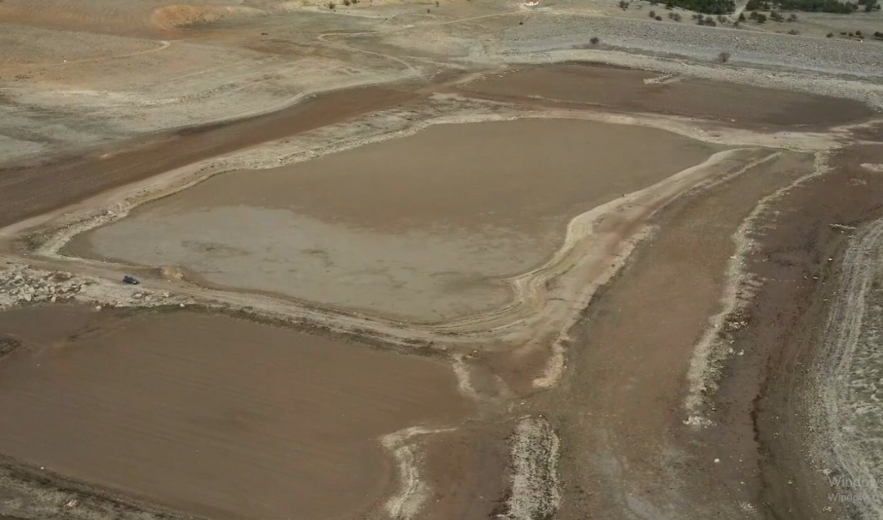 Konya’da yüzlerce balık öldü: 64 yıllık baraj kurudu 