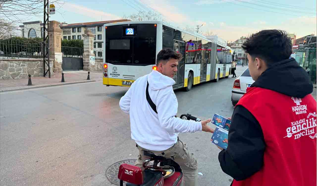 Konya’da iftara geç kalan  vatandaşların imdadına Karatay Belediyesi yetişiyor 