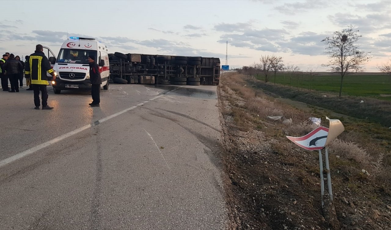 Konya’da kargo taşıyan tır devrildi: 2 yaralı var