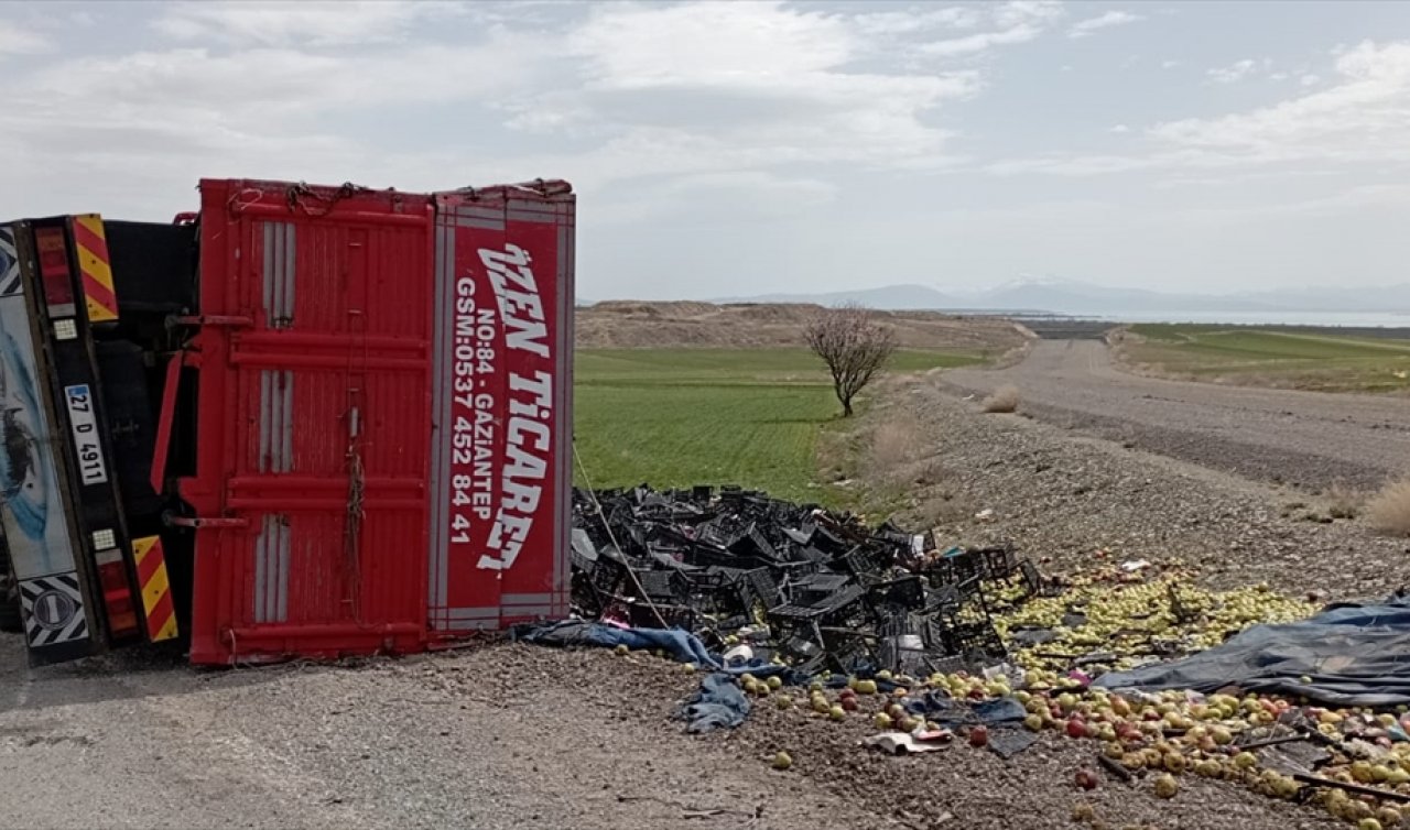 Konya’da elma yüklü tır devrildi!  2 kişi yaralandı