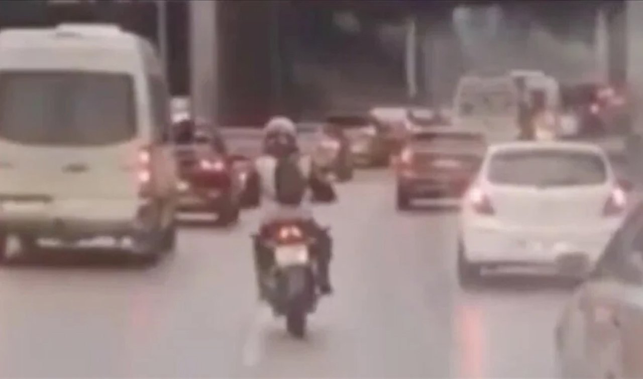 Motosiklet sürücüsü, ambulansın önüne geçerek trafiği açtı