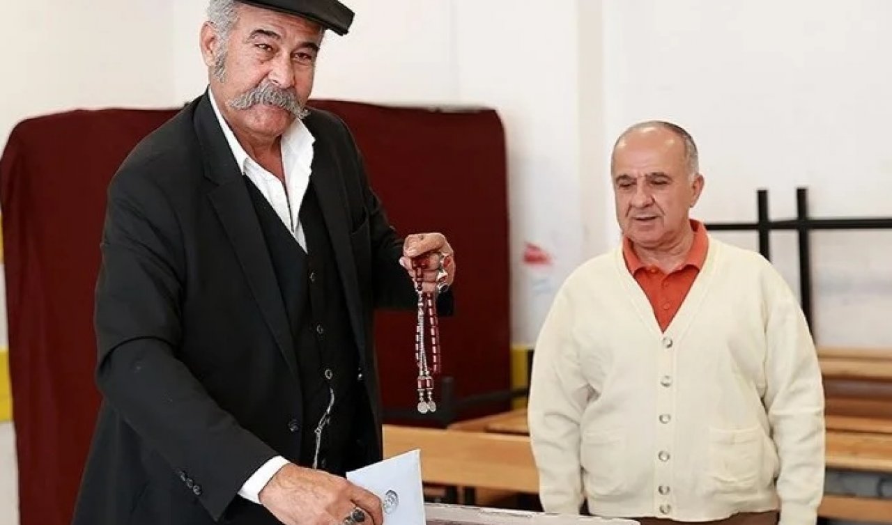  Yöresel kıyafet ve kral kostümüyle oy kullandılar