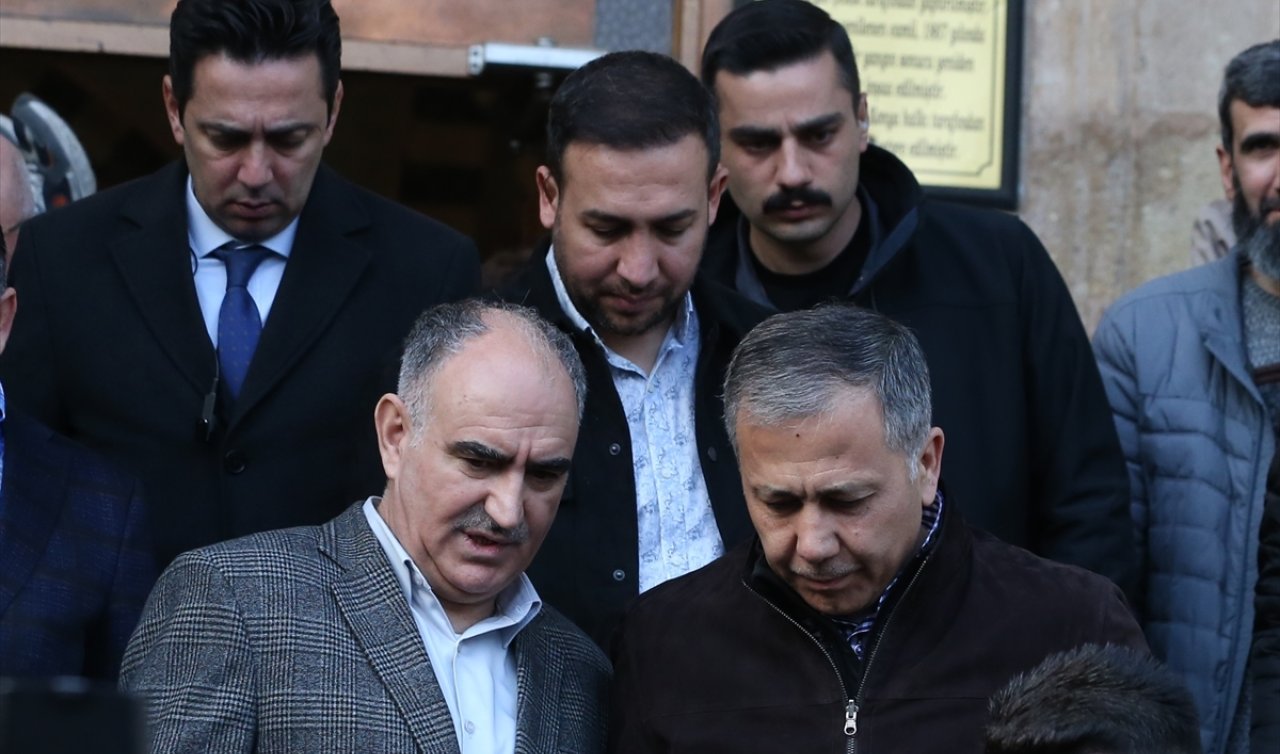 İçişleri Bakanı Yerlikaya Konya’da bayram namazını kıldı