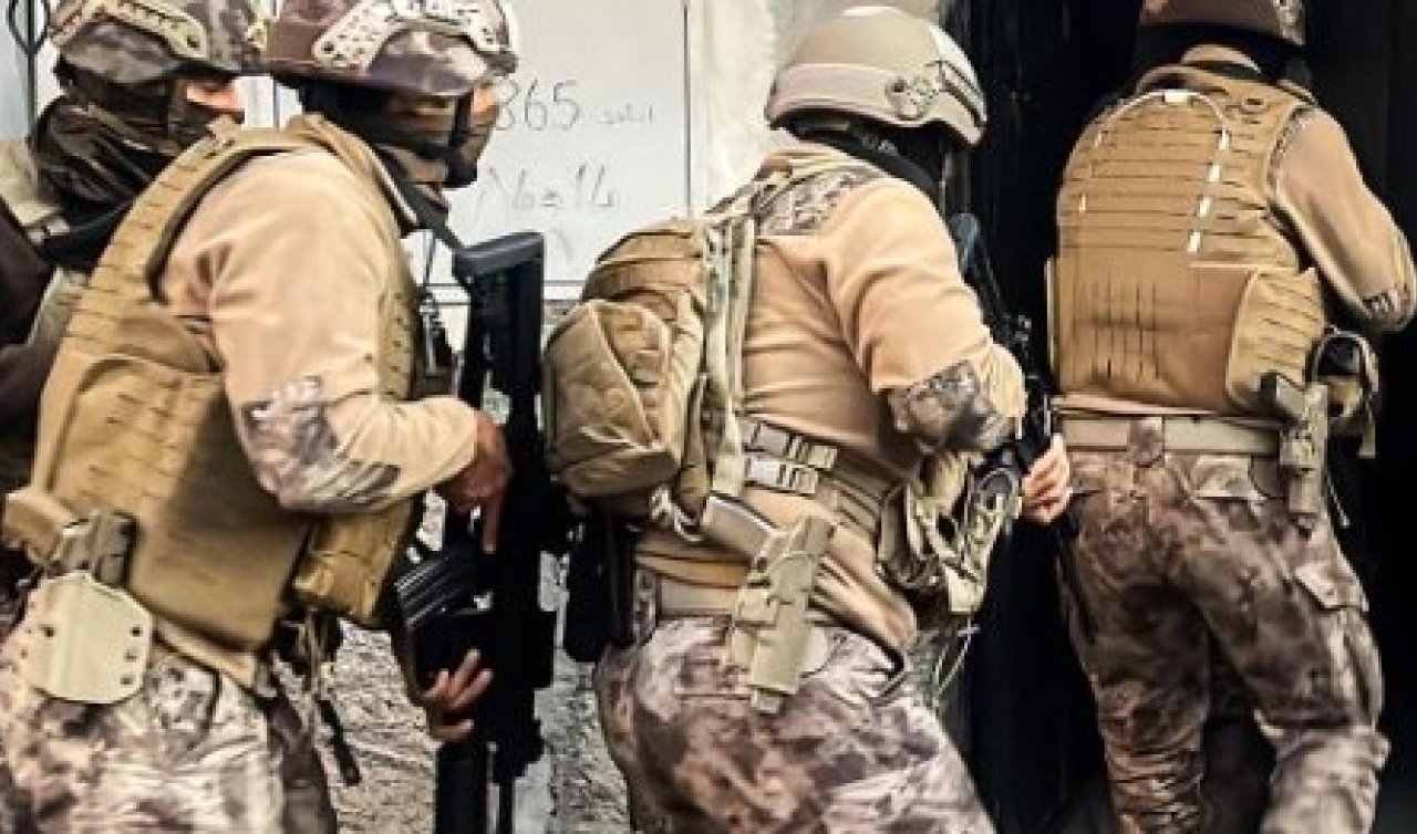 Firari suçlu polis baskınında yan daireye kaçabilmek için duvarda delik açtı!