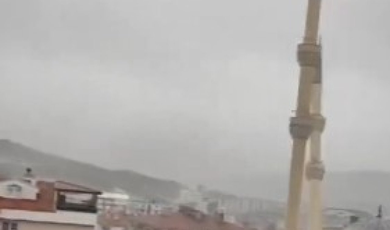 Kuvvetli rüzgar caminin minaresini devirdi