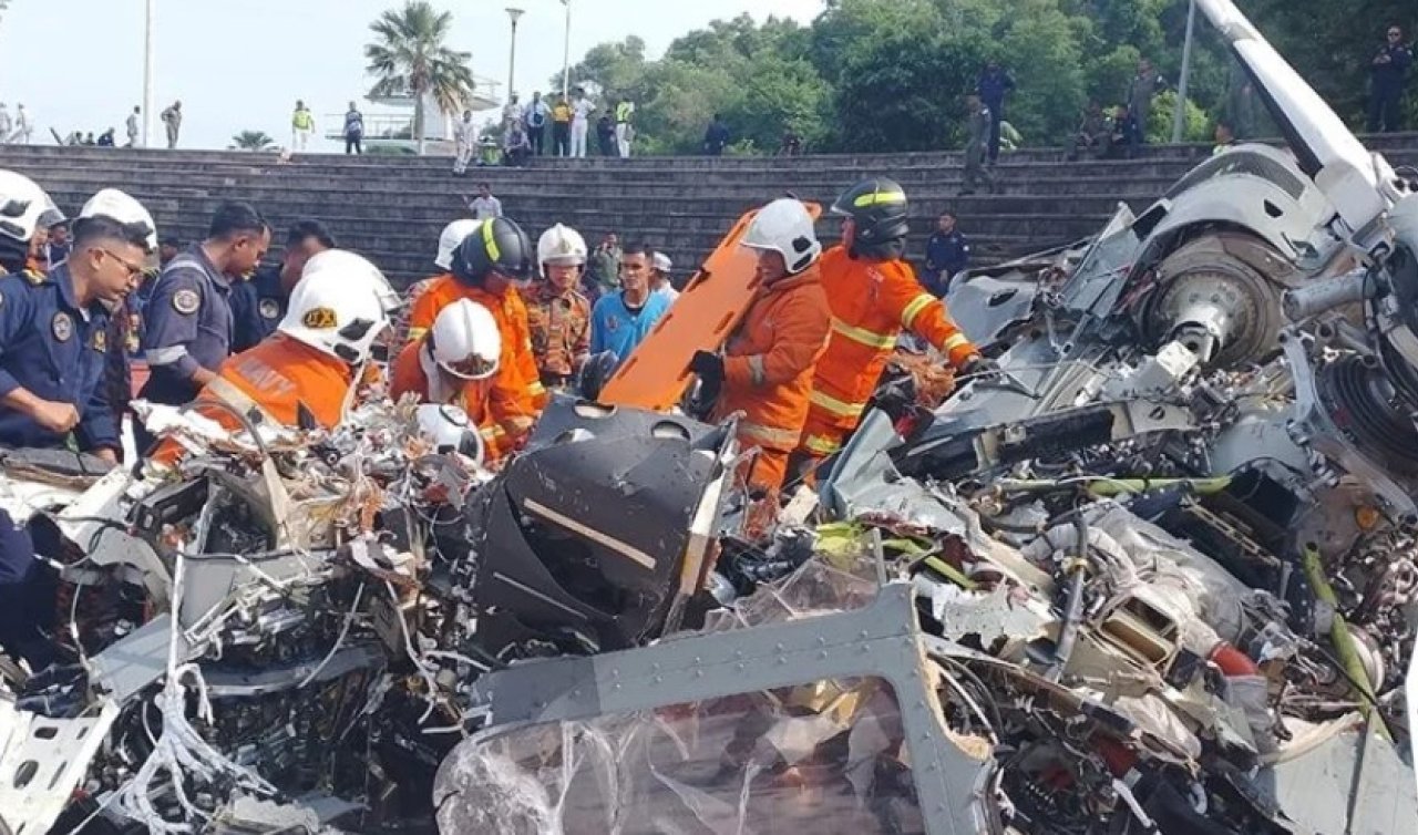   2 askeri helikopter çarpıştı!10 kişi öldü