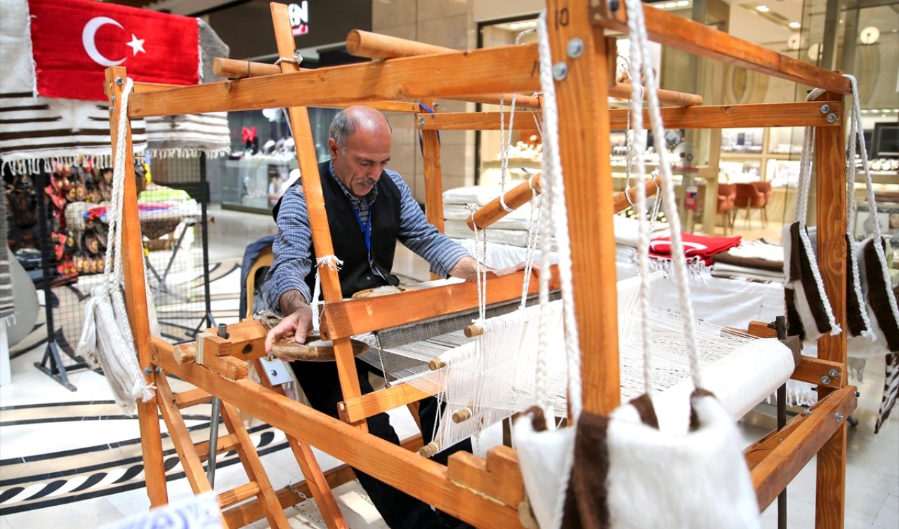 12 yıldır Geleneksel Türk el sanatlarını tanıtmak için kentleri geziyorlar