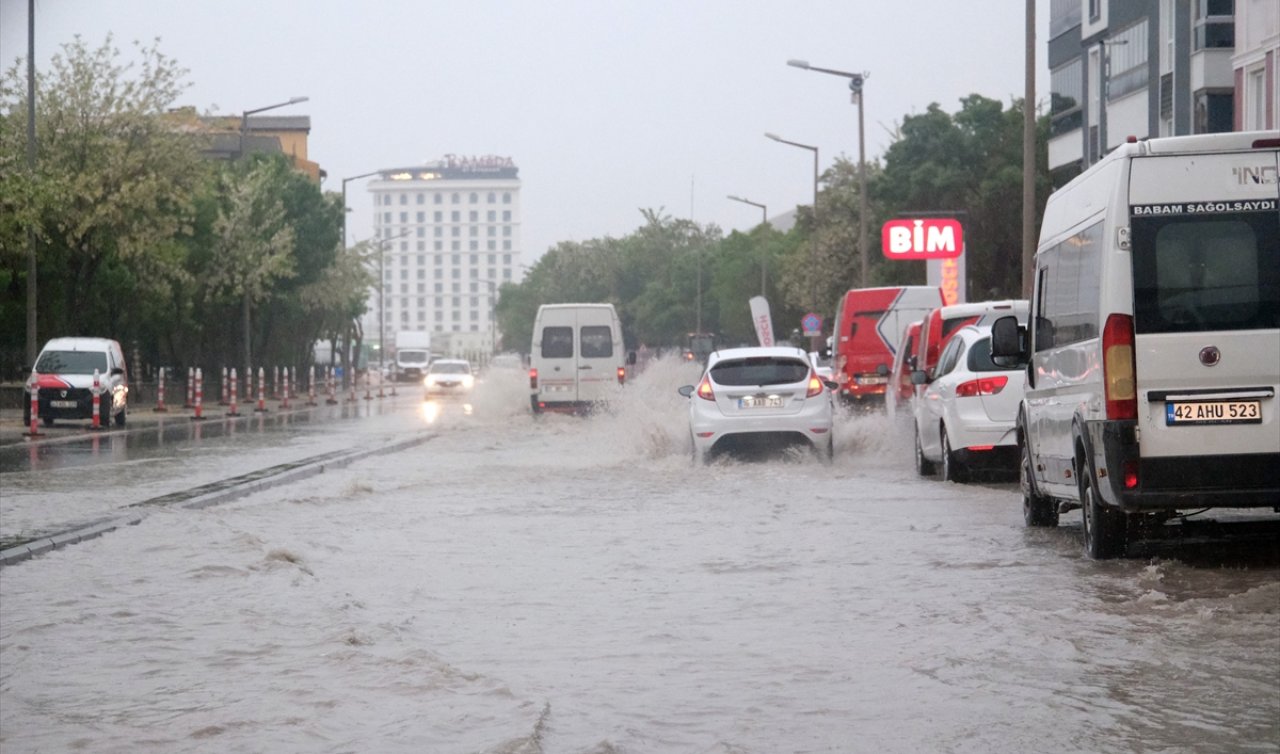Konya’da cadde ve sokakları sel vurdu! 