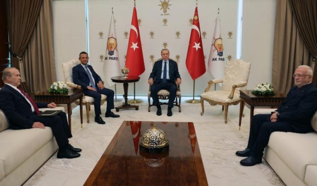 Cumhurbaşkanı Erdoğan ve Özel’in görüşmesinde tek koltuk neden boştu?