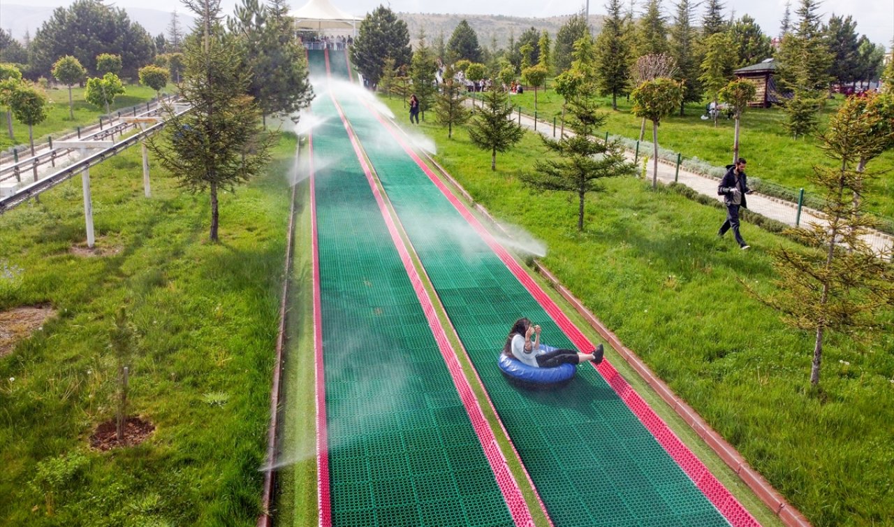 Konya’daki Meram Millet Bahçesi’nde “çim kızağı“ heyecanı