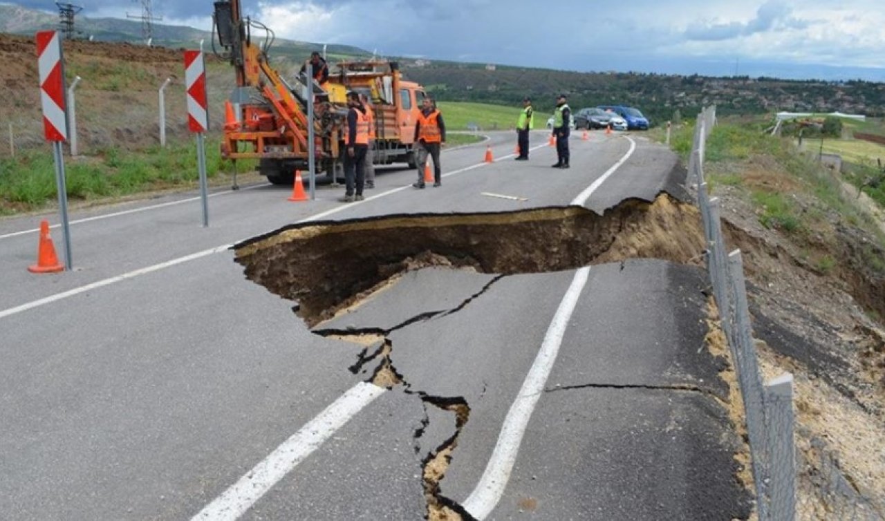 Çorum’da, Dodurga-İskilip kara yolunda heyelan yolda çukur oluşturdu!