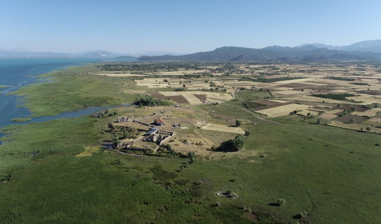 Konya’da sular çekildi! Selçuklu sarayının çevresindeki kalıntılar görüldü!