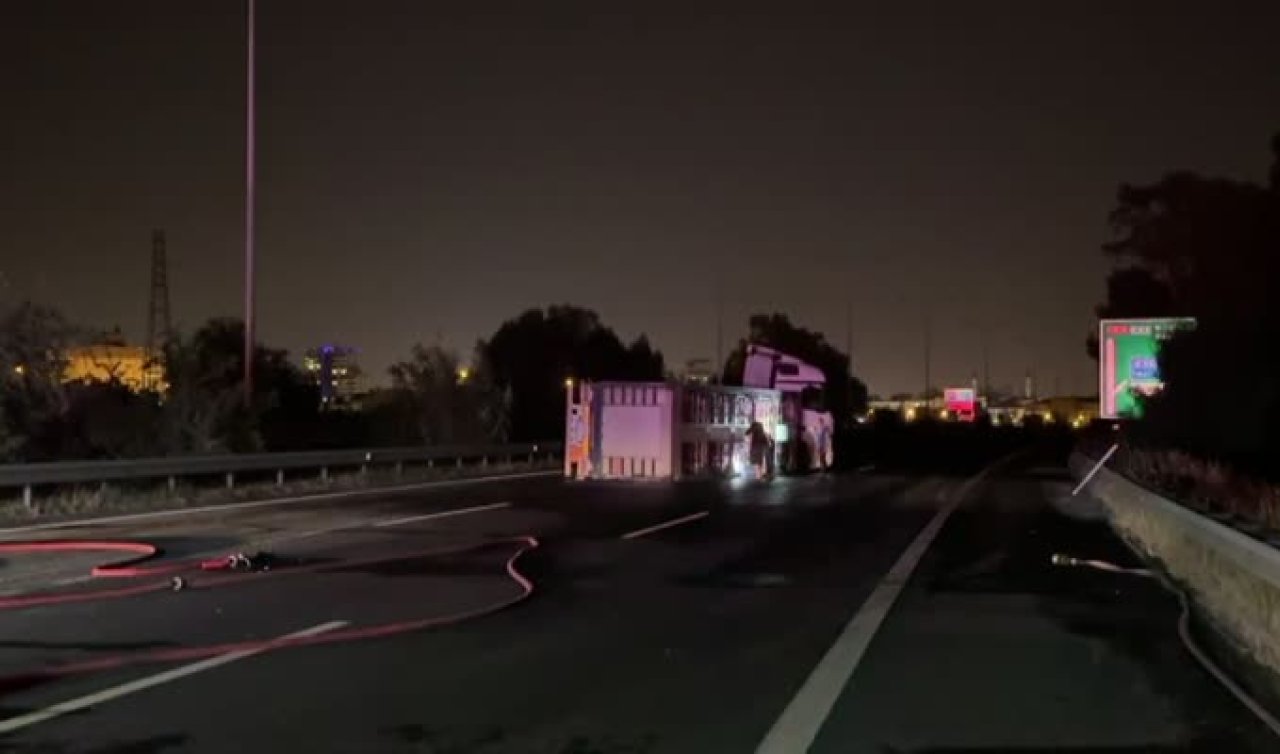 Sıkıştırılmış doğal gaz tüplerinin bulunduğu tır devrildi