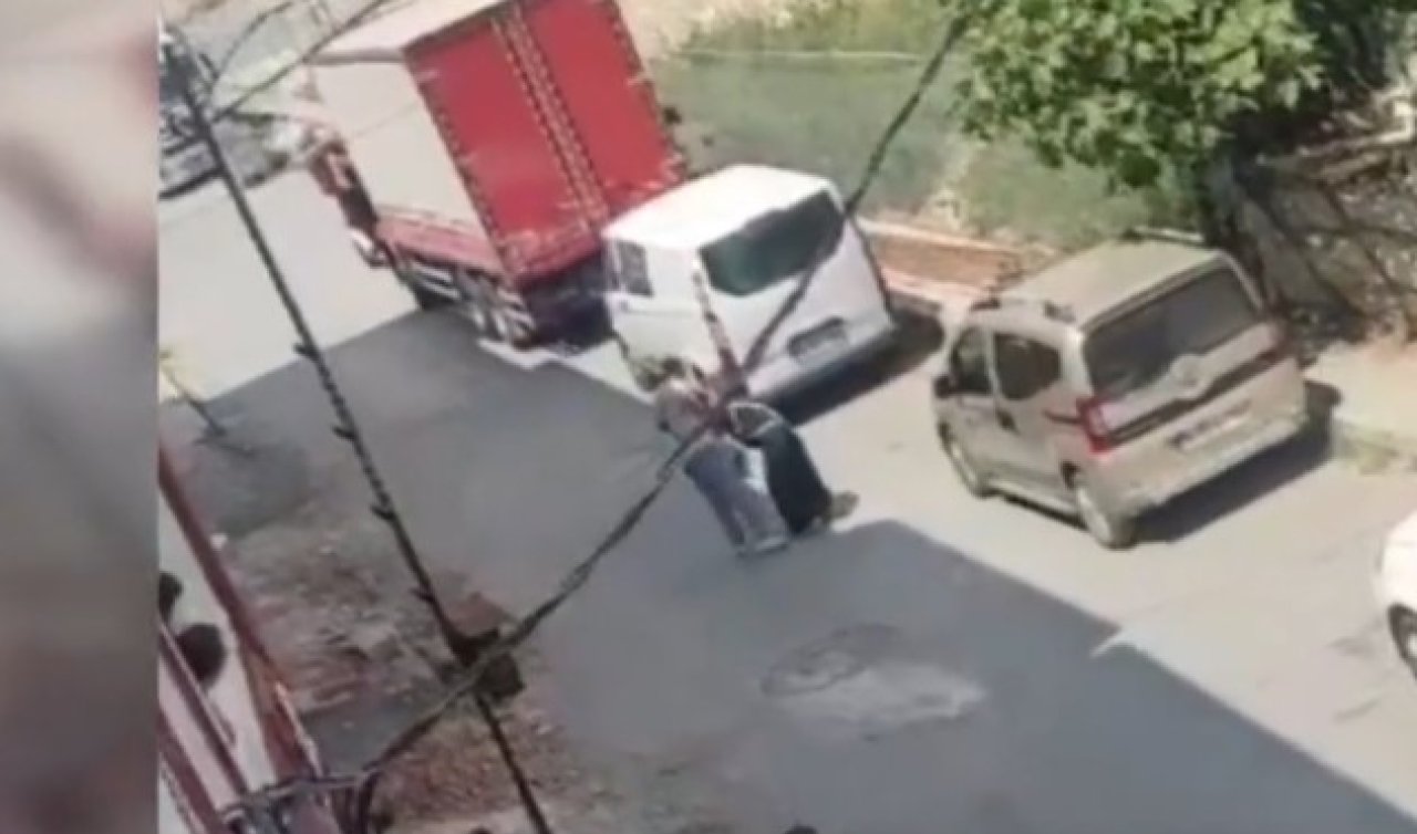 Eşini sokak ortasında katleden cani kocayı linç ettiler