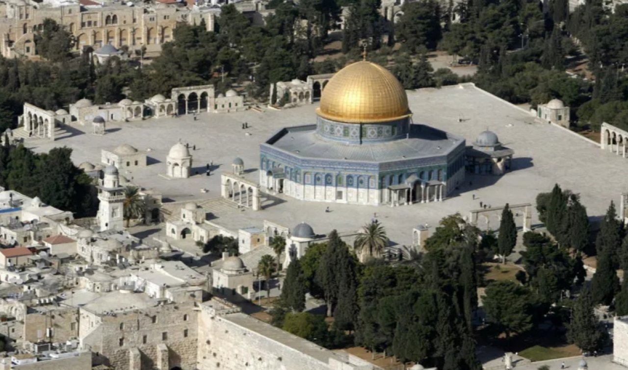 Katil bakan fanatik Yahudilerle Mescid-i Aksa’ya baskın düzenledi