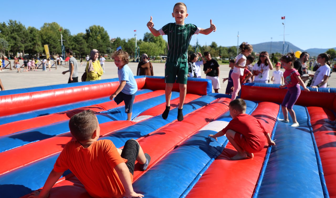 Konya’da gerçekleşen şenlikte çocuklar hem eğleniyor hem de sürpriz hediyeler kazanıyor!