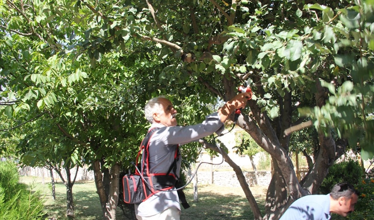 Konya’da çiftçilere  budama makası ve hamur karma makinesi dağıttı!