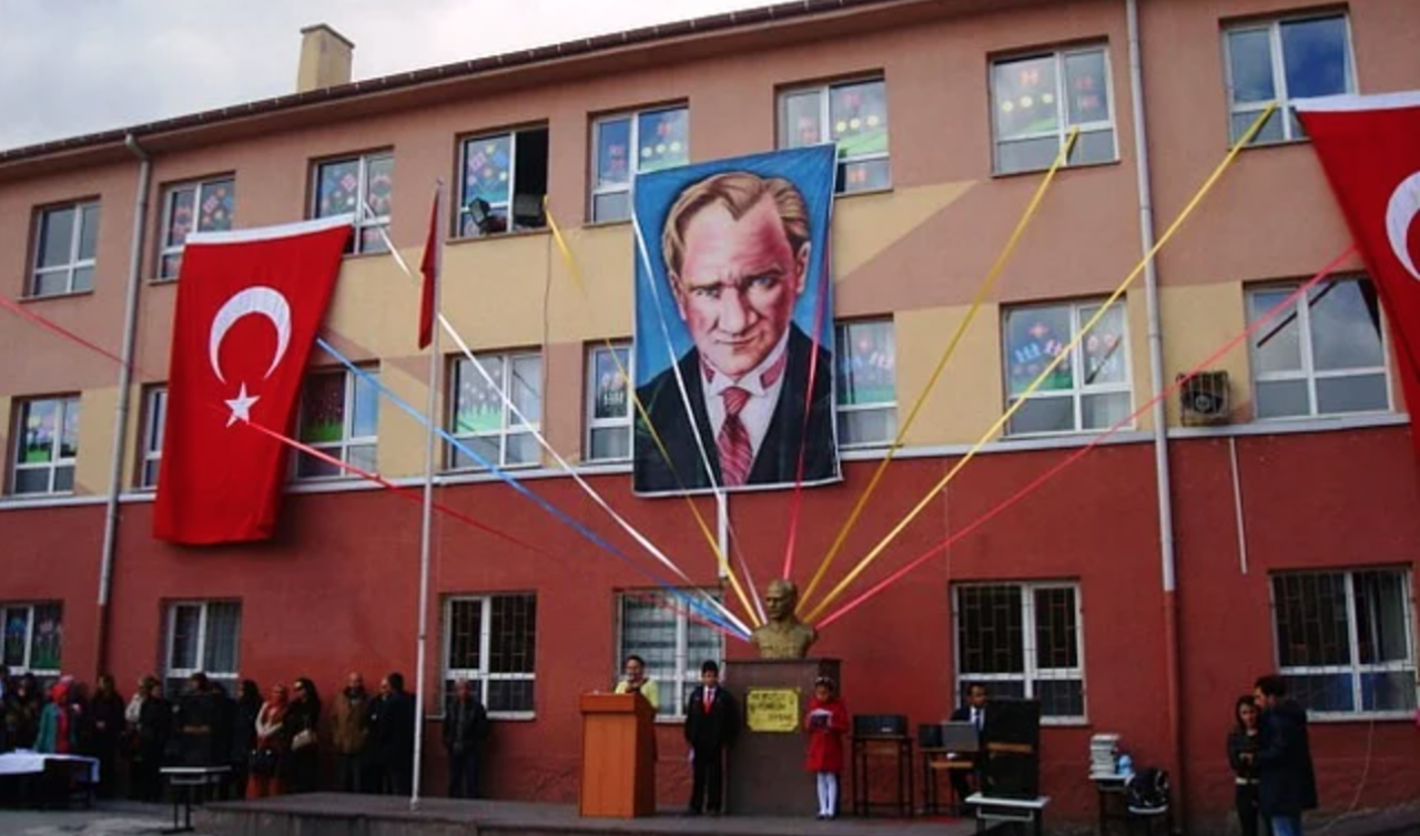 Konya’da rüzgarda ipi kopan Türk Bayrağını düzelten öğrenci ödüllendirildi!