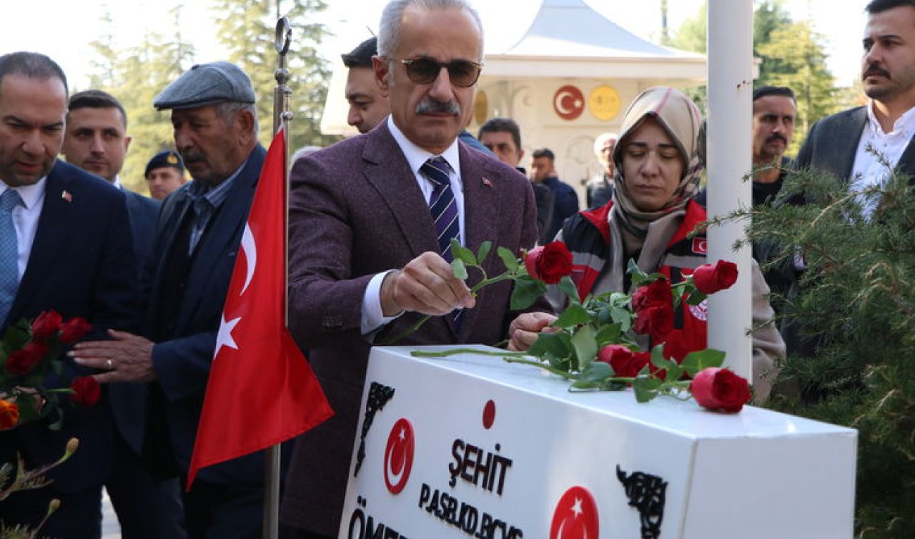Bakan Uraloğlu, şehit Ömer Halisdemir’in kabrini ziyaret etti