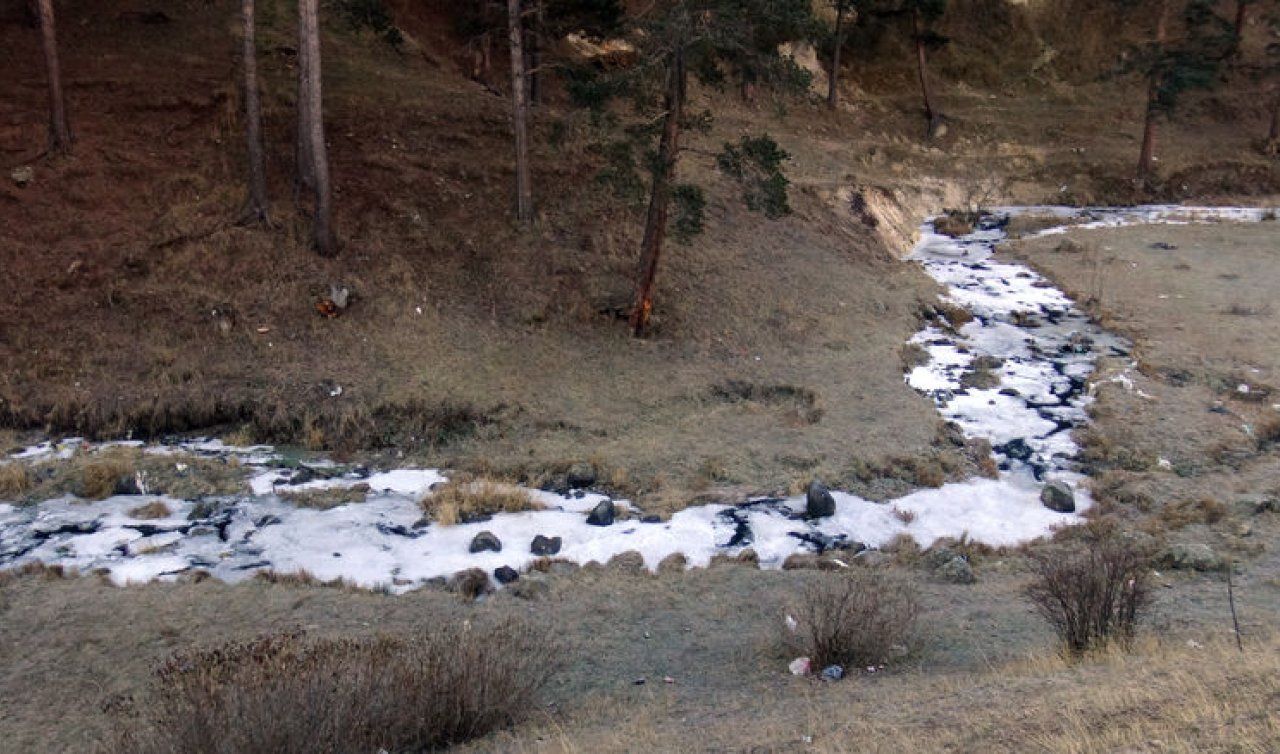  Kars’ta hava sıcaklığı  sıfırın altında! Dereler donmaya başladı!