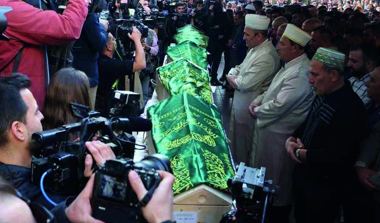  Soba faciasında can veren 5 kardeşin cenazeleri yan yana defnedildi