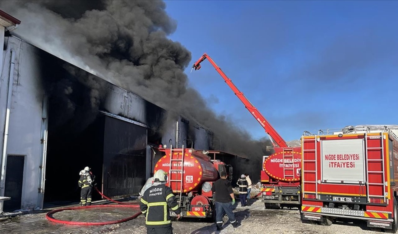 Niğde’de plastik çerçeve fabrikasında yangın!
