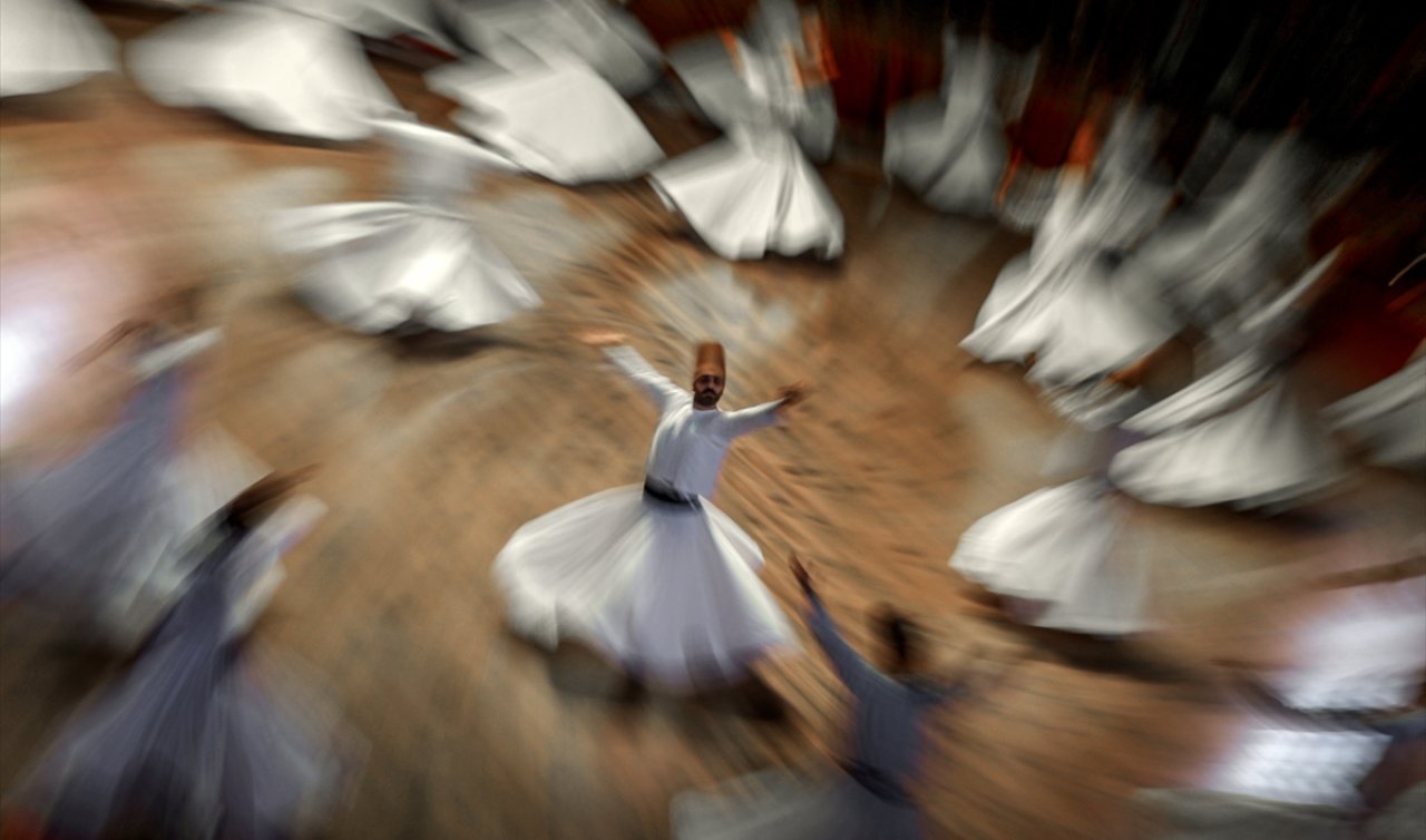 Konya’da sema icra eden terzi Ömer Kılıç: “Farklı kıyafet dikmek o hazzı vermiyor’’