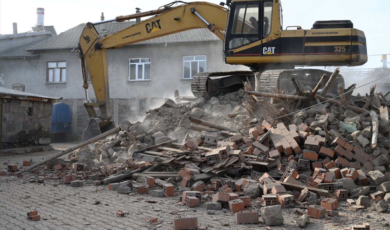  Konya’nın bu ilçesinde metruk binalar yıkılıyor