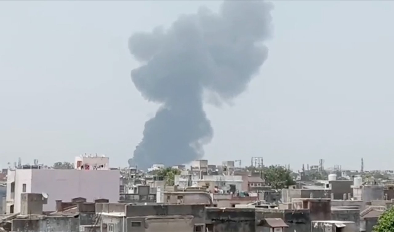 Hindistan’da çok sayıda yolcunun bulunduğu uçak düştü