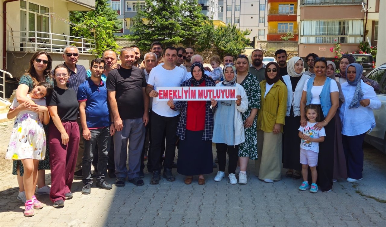 Konya’da emekli olan Nuriye öğretmen için veda konvoyu düzenlendi