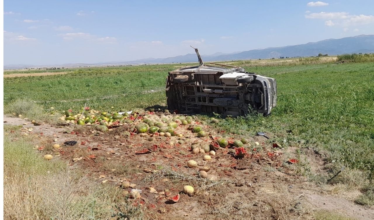 Konya’da tekeri patlayan kamyonet tarlaya devrildi! 2’si çocuk 3 kişi yaralandı