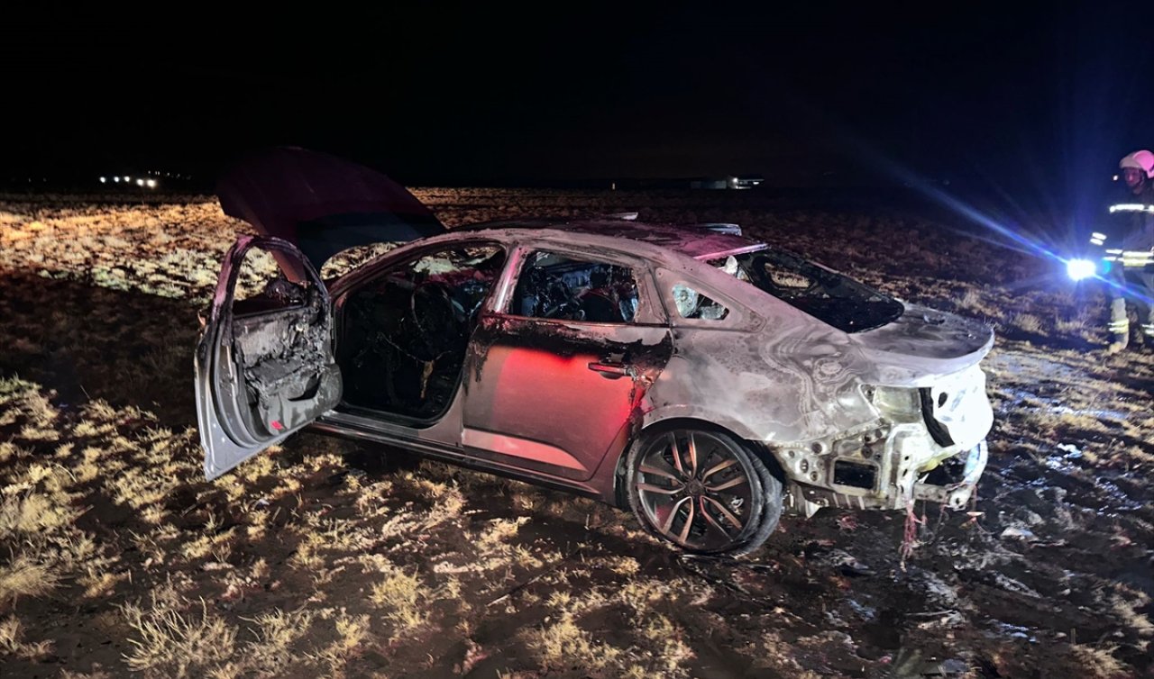 Konya’da boş arazide otomobil yandı