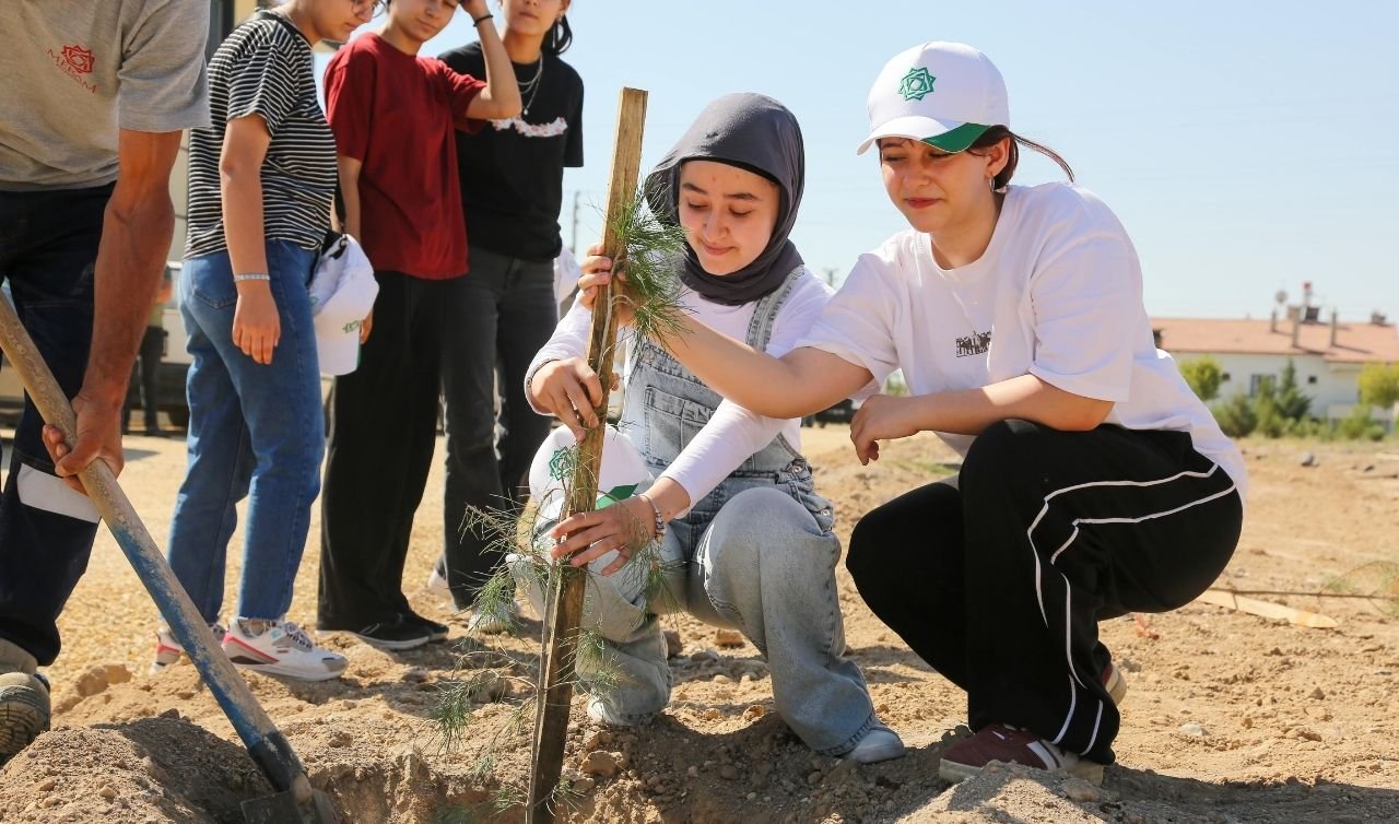 Meram’da Gençlik Hareketi: Her Yanan Ağaç İçin Bir Fidan Toprakla Buluştu