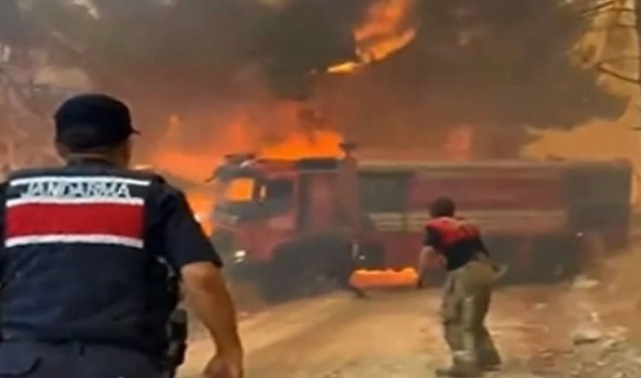 Çanakkale’de orman yangınında itfaiye aracı alevler arasında kaldı 