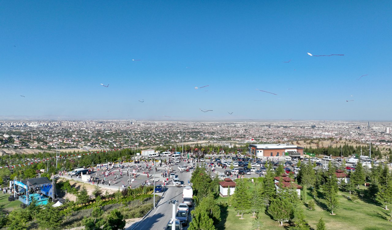 Konya’da gökyüzü bayram yeri: Seyir Tepesi uçurtma şenliğiyle renklendi