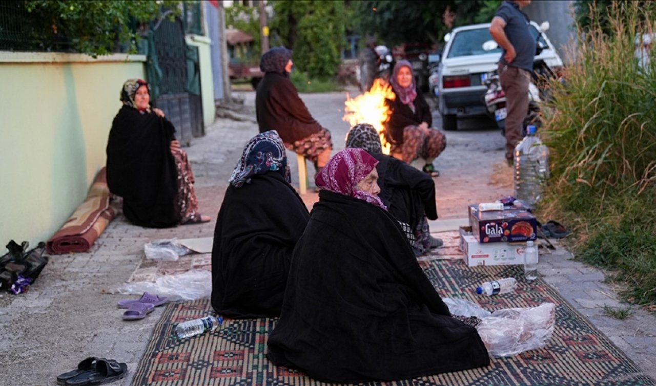 Balıkesir Sındırgı merkezli depremlerin hasara neden olduğu mahallelerin sakinleri geceyi sokakta geçirdi