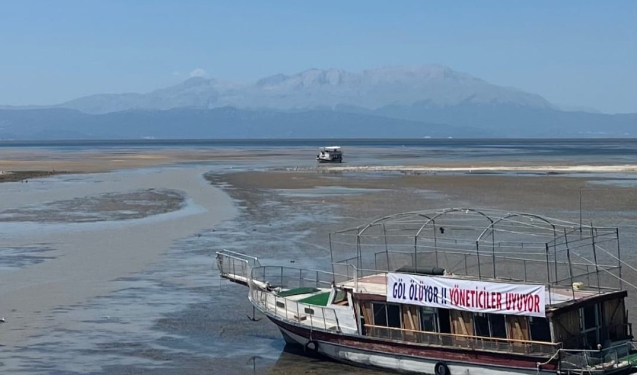  Konya Beyşehir Gölü’nde pankartlı protesto: “Göl Ölüyor”