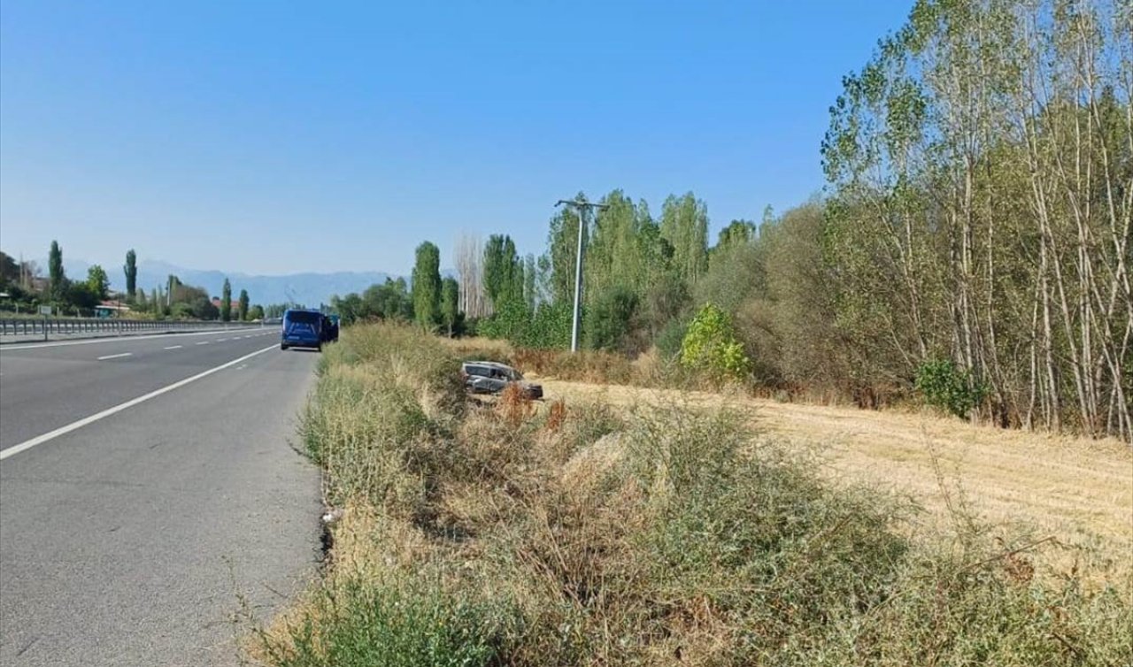 Konya’da otomobil şarampole devrildi! 2 kişi yaralandı