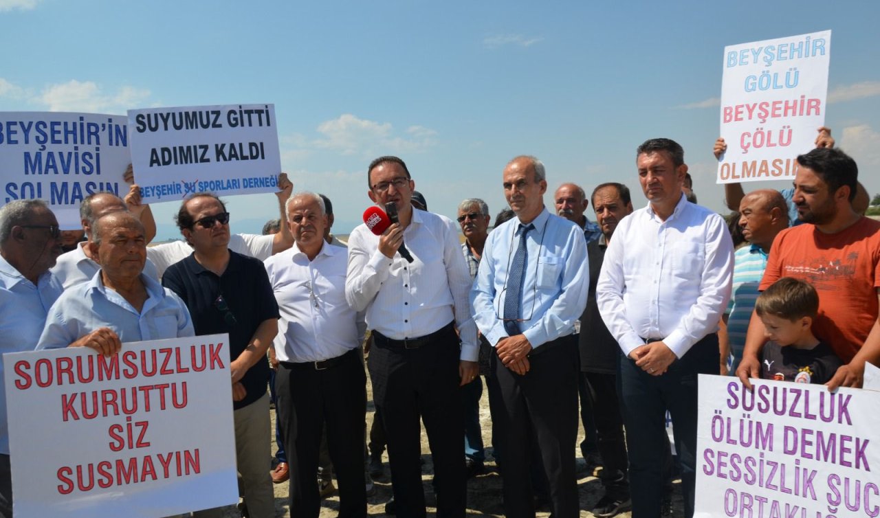 Konya’da kuruyan göl sahaya döndü: CHP’den tepki çeken penaltı gösterisi