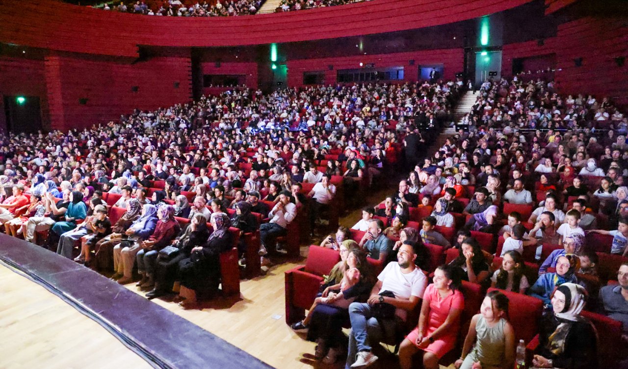 Paldır Güldür Şov 7. kez Konya’da sahnede: Minik yetenekler alkış topladı