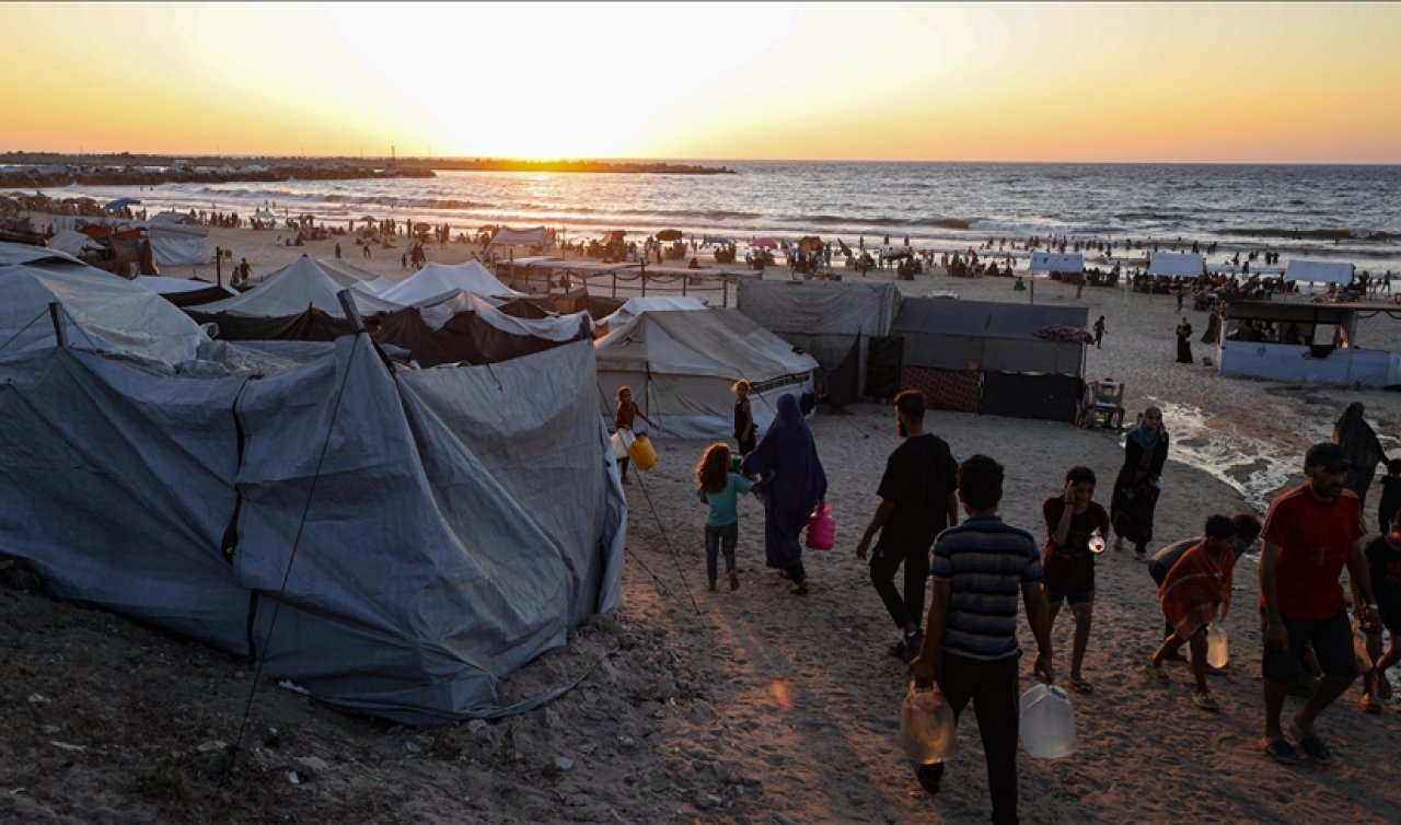 İsrail saldırıları nedeniyle binlerce Filistinli Gazze kenti sahiline sıkıştı