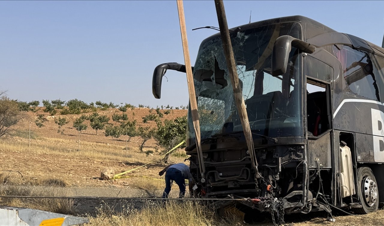 Şanlıurfa’da devrilen yolcu otobüsündeki 30 kişi yaralandı