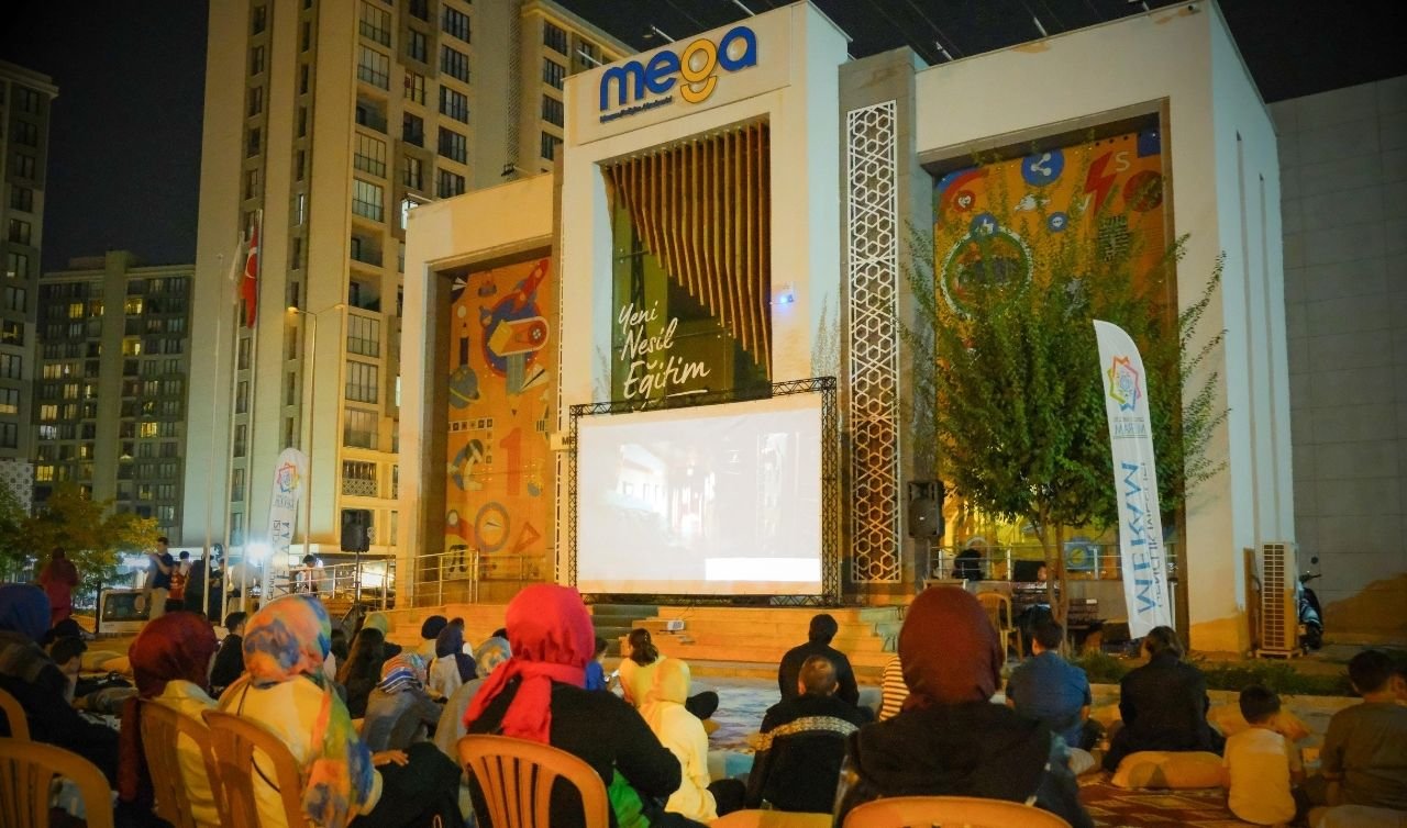 Meram’da gençler, yıldızların altında sinema keyfi yaşadı 